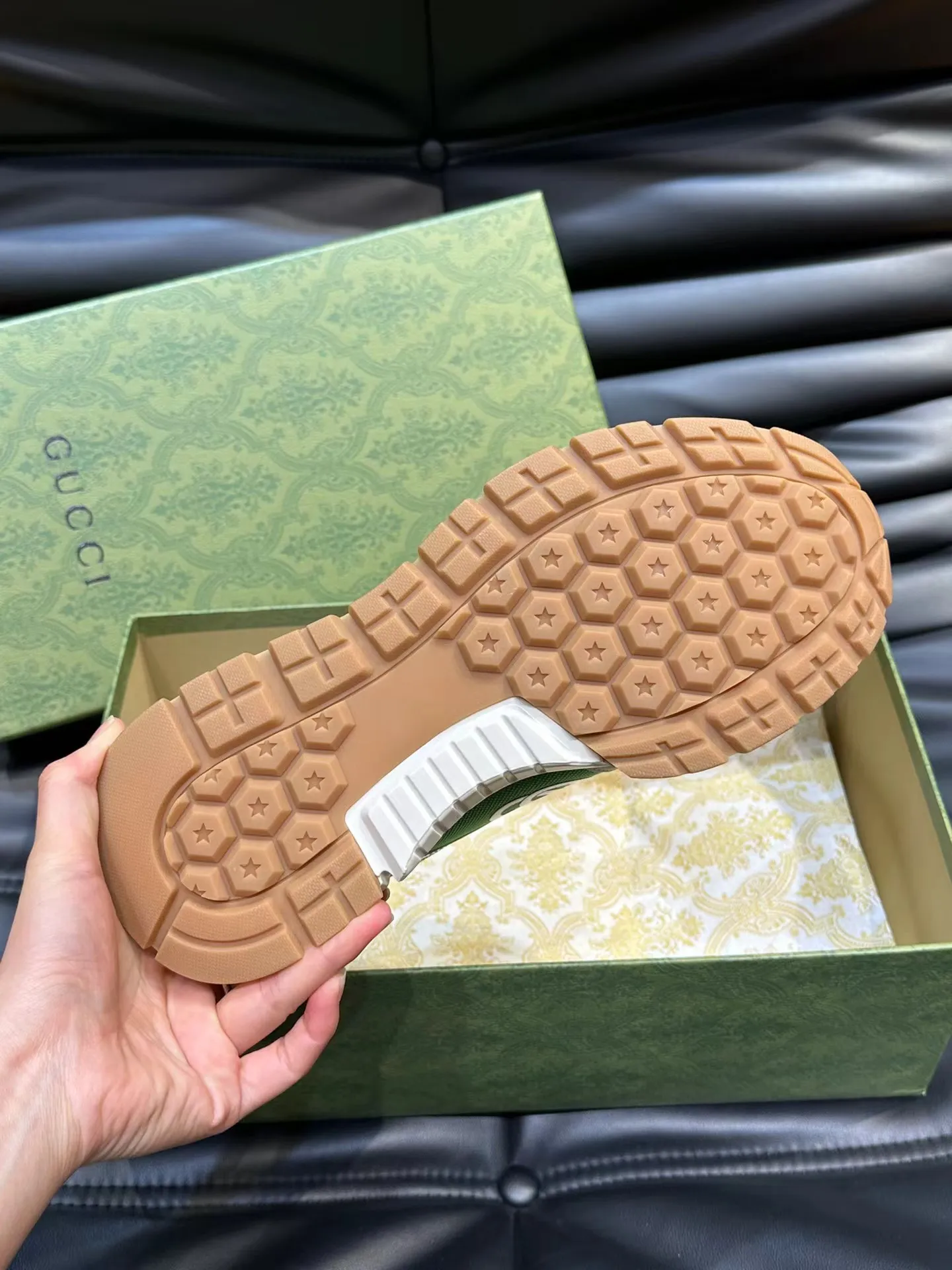 P460 new men's shoes GUCCI [Lightning] latest shoes are shipped. Original quality, fashionable, made of special materials, sheepskin lining, brand new packaging. The foot feels super comfortable and the workmanship is impeccable. Size: 38-45